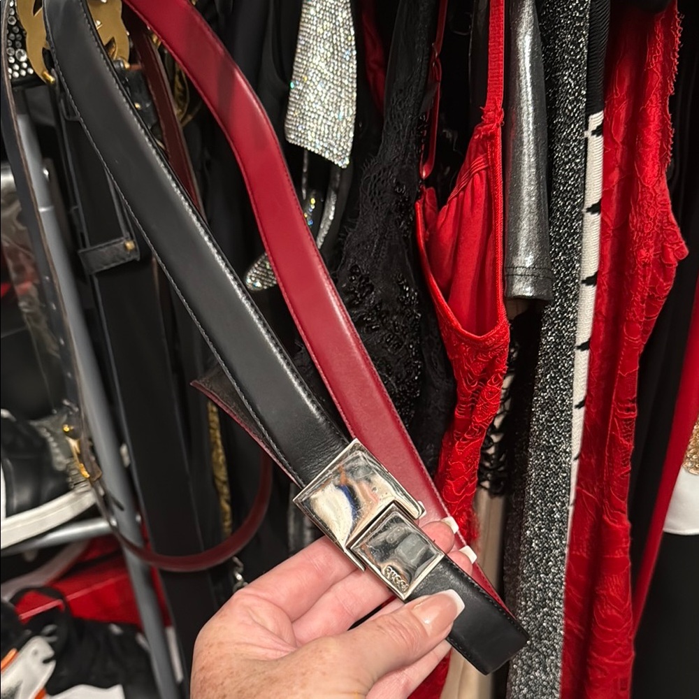 🤩✨Gucci Black & Red Reversible leather Belt, Silver Gucci Buckle 34” adjustable